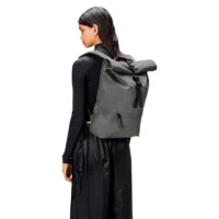 03102023233531.mochilas_rains_rolltop_rucksack_barcelona_gris_metalico_2