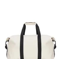 rains_bolsa_de_viaje_impermeable_14200_barcelonaHilo_Weekend_Bag-Weekender-14200-26_Dune-35.webp