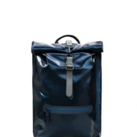 mochilas_rains_rolltop_rucksak_13320_spill.webp