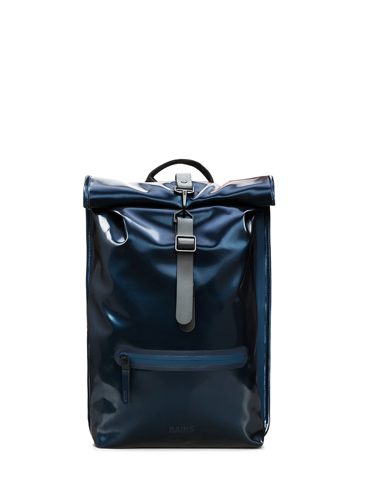 mochilas_rains_rolltop_rucksak_13320_spill.webp