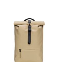 mochilas-rains-rolltop-rucksack-barcelona-sand1_e3d3928e0309cf15107cc3825dab6ed1.jpg