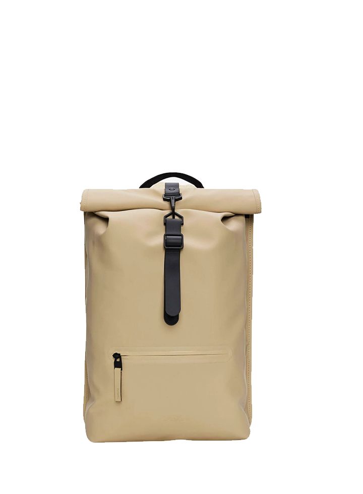 mochilas-rains-rolltop-rucksack-barcelona-sand1_e3d3928e0309cf15107cc3825dab6ed1.jpg